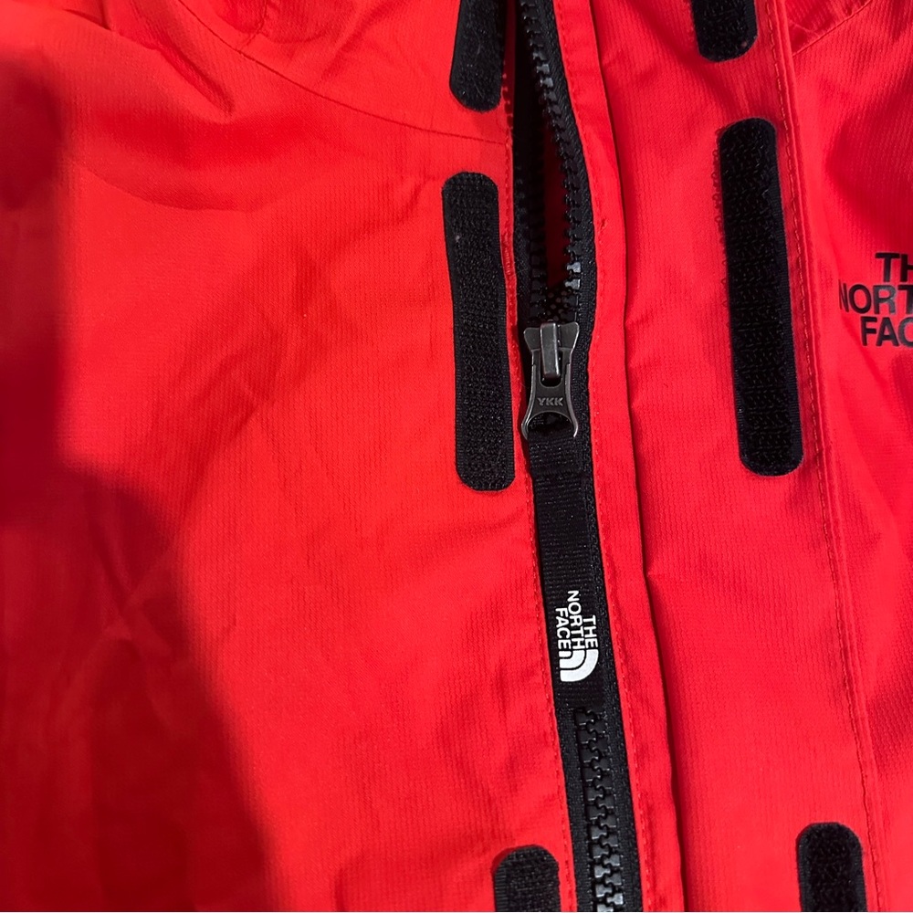 {preloved} Boy’s The North Face Red and Black Hooded Raincoat - Picture 8 of 11